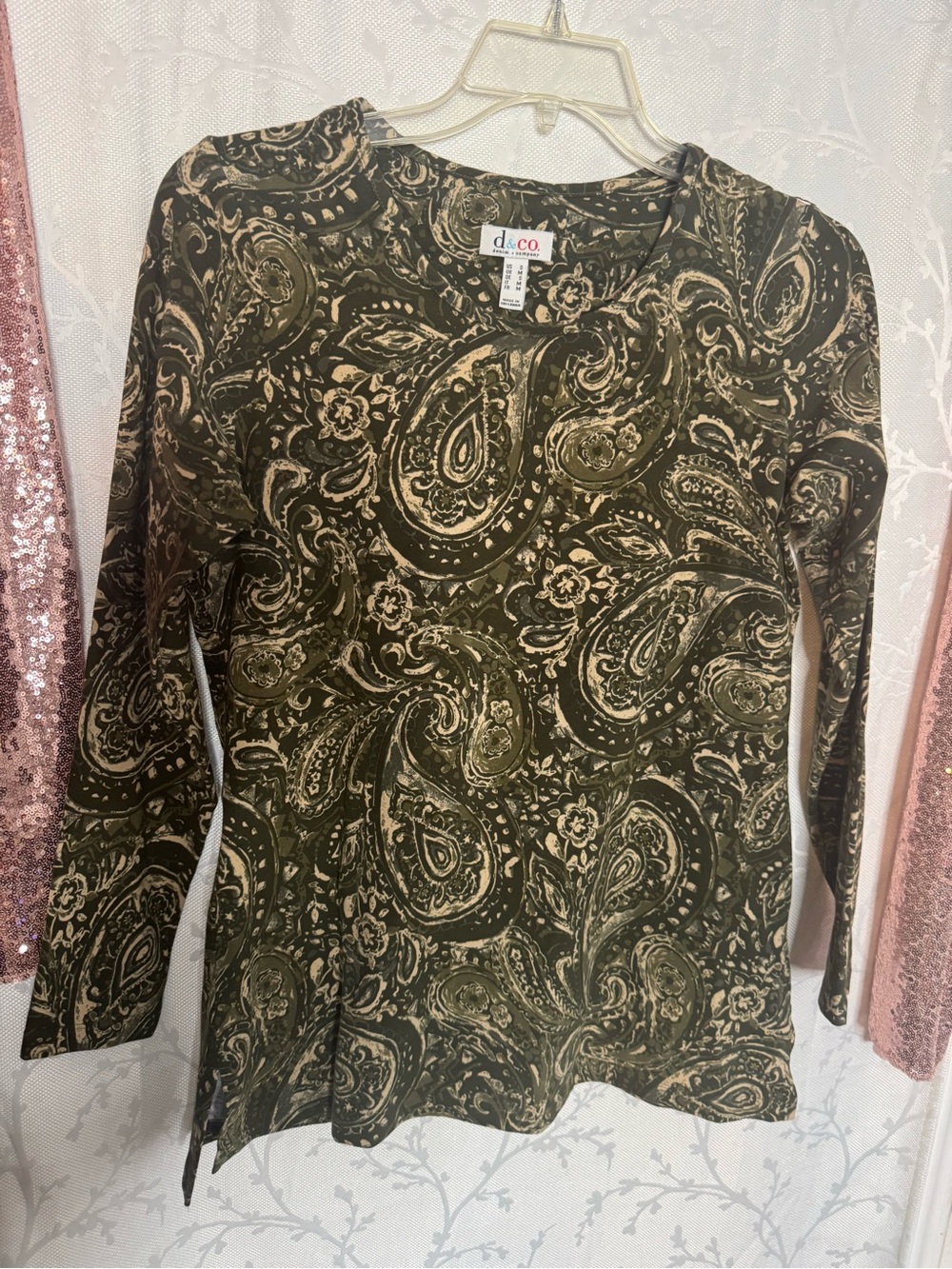 d.co Olive Paisley Long Sleeve Women's Tee